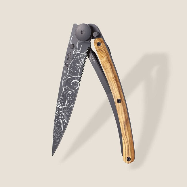 Deejo Tattoo Serration Klappmesser Olivenholz Hunting Scene