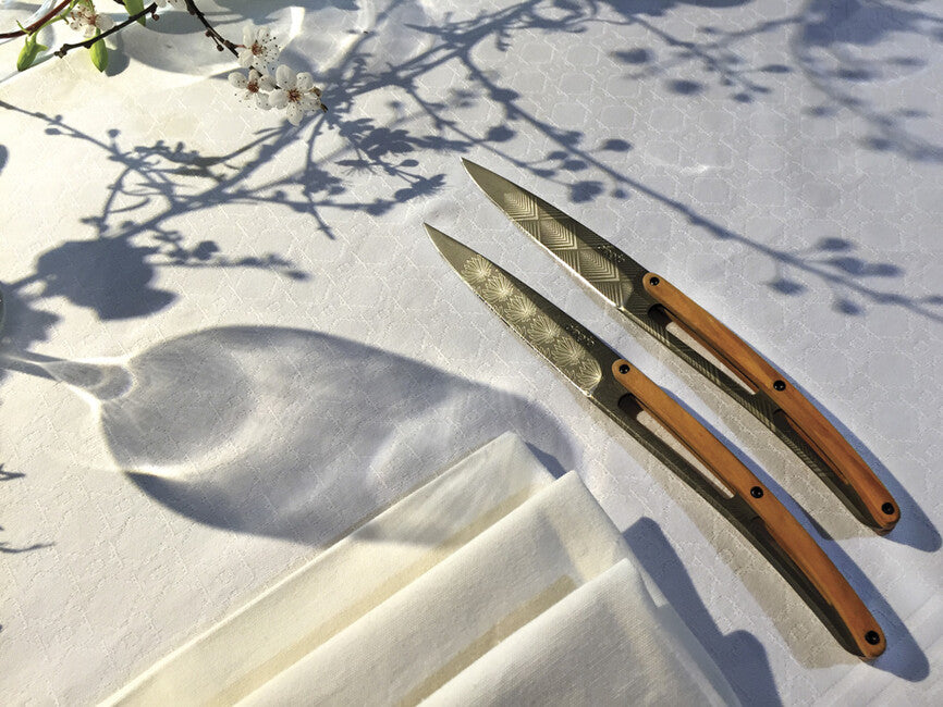 Deejo Set mit 6 steakmessern, titanoberfläche, olivenholz, art-déco-design