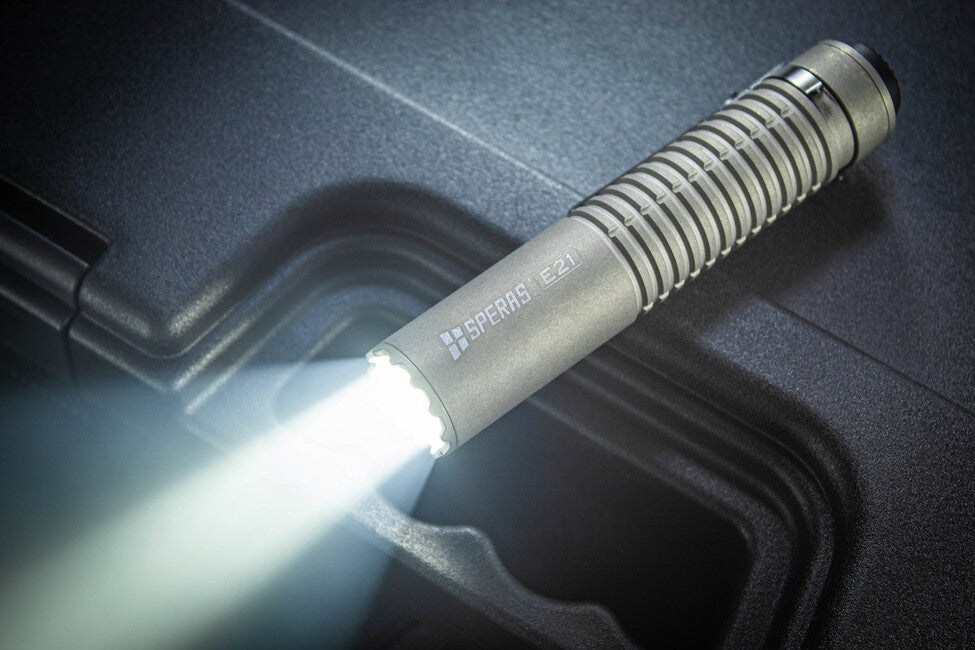 Speras E21 taktische wiederaufladbare taschenlampe Titan