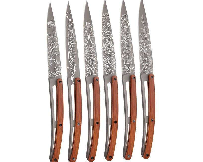 Deejo Tattoo Set aus Steakmessern hellgraue Oberfläche Coralwood Grand Siecle