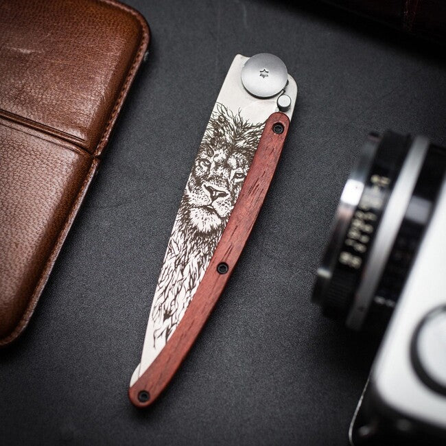 Deejo Tattoo Lion schließmesser coralwood