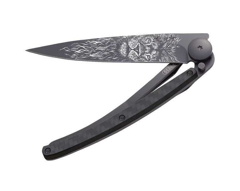 Deejo Tattoo Schließmesser black carbon lion