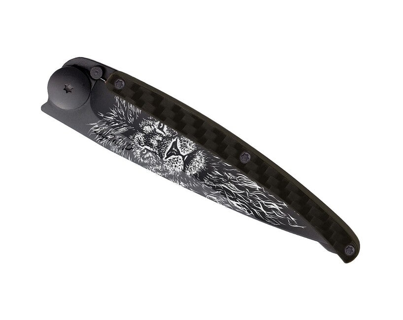 Deejo Tattoo Schließmesser black carbon lion