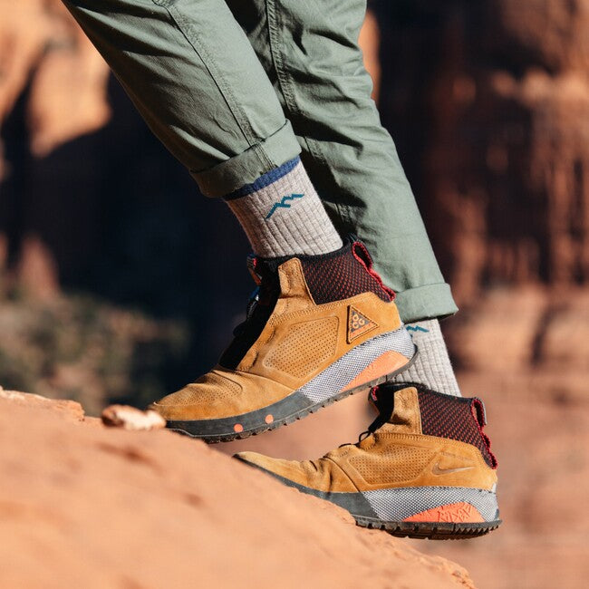 Darn Tough Hiker Micro Crew Socks, Midweight Cushion, Black