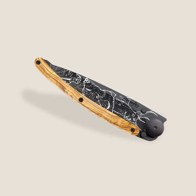 Deejo Tattoo Serration Klappmesser Olivenholz Hunting Scene