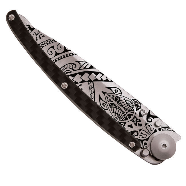 Deejo Serration Μαχαίρι με Κλείσιμο Carbon Fiber Polynesian