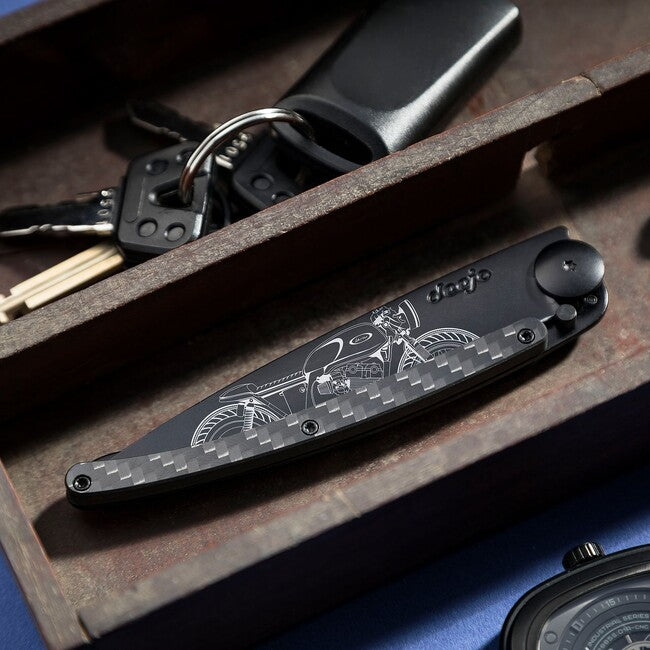 Deejo Tattoo Μαχαίρι Διπλής Δράσης Black Carbon Fiber Café Racer