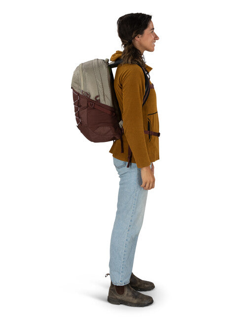 Osprey Quasar 28 City Backpack, Sawdust Tan/Raisin Red