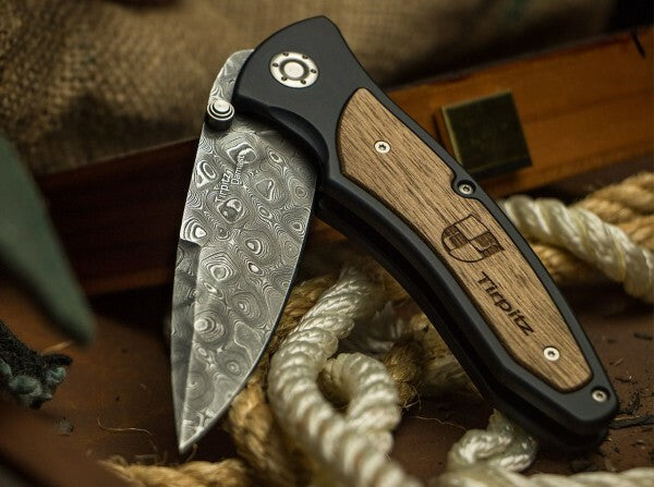 BÖKER® Tirpitz-Damascus Τσέπης Μαχαίρι 9,9 cm, Δαμασκηνό, Αλουμίνιο, Καρυδιά