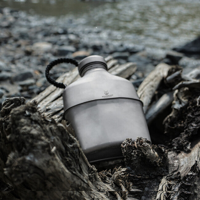 Silverant Titanium Feldflasche mit Mundstück und Verpackung