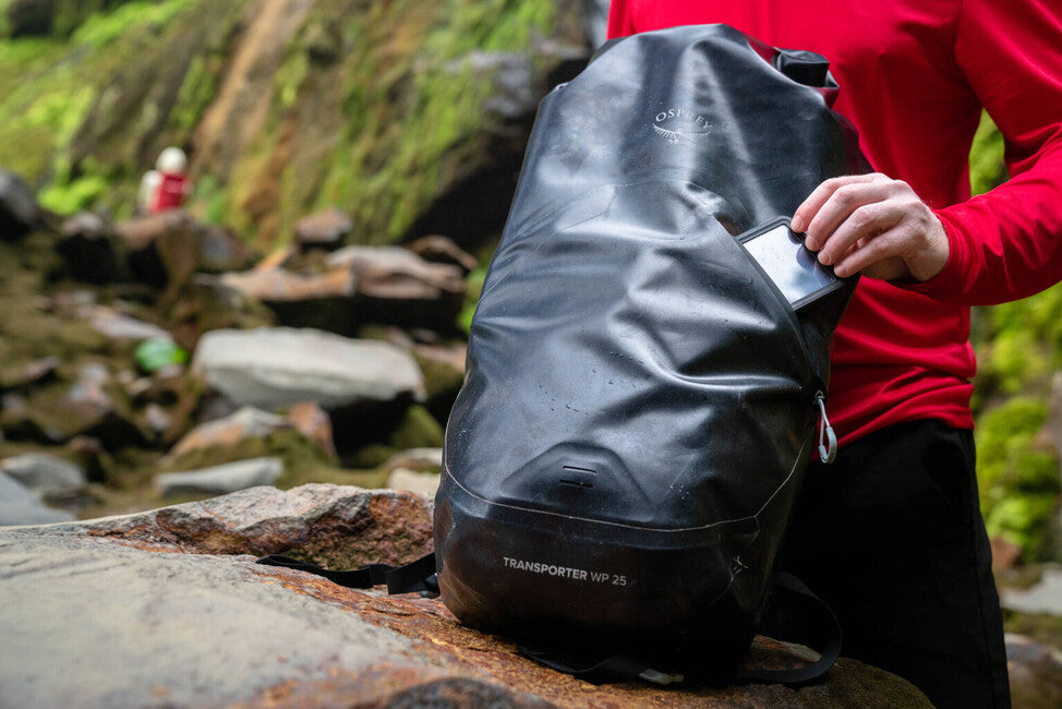 OSPREY TRANSPORTER ROLL TOP WATERPROOF 25, schwarz