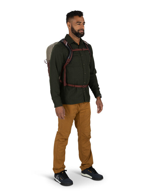 Osprey Quasar 28 City Backpack, Sawdust Tan/Raisin Red