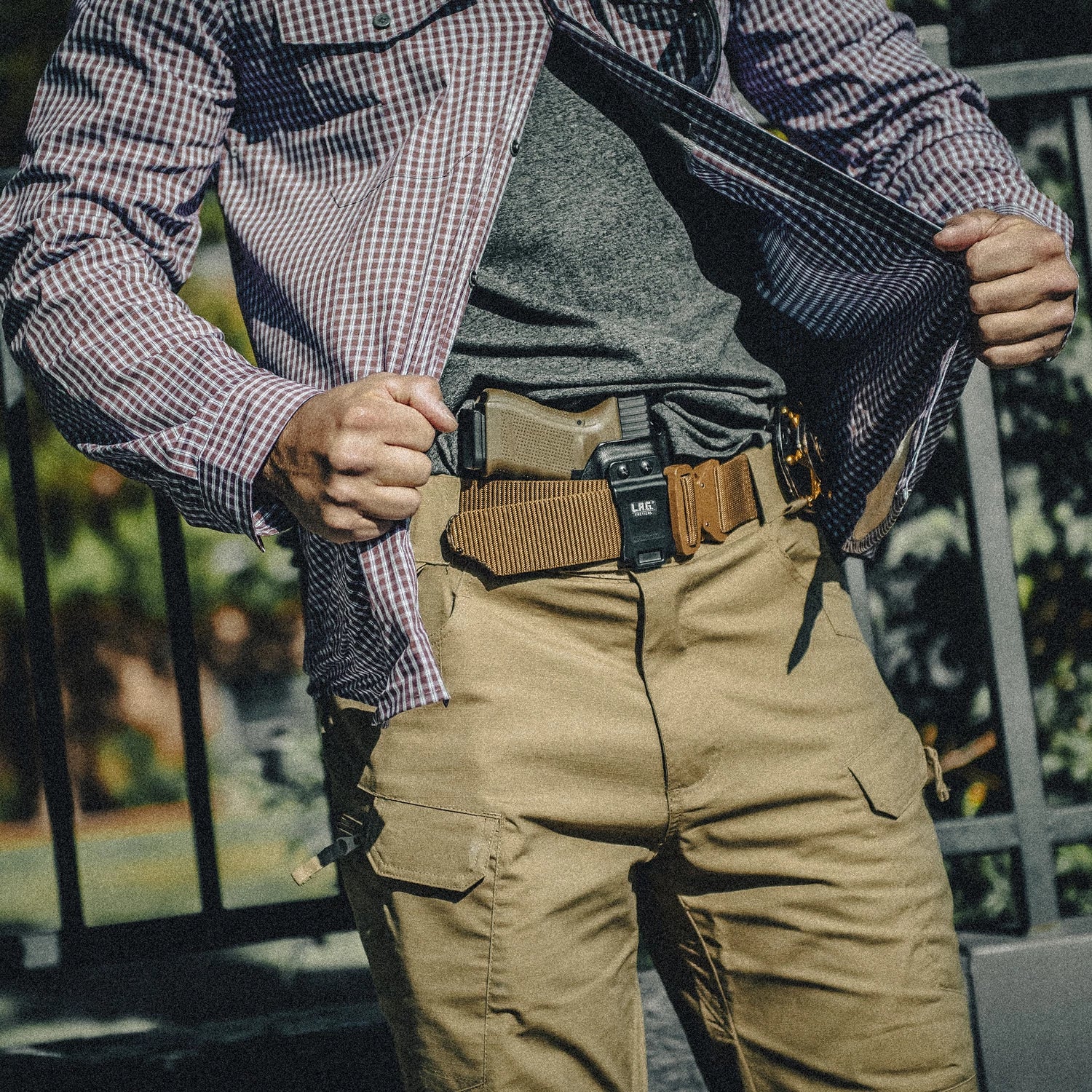 Helikon-Tex košeľa taktická na skryté nosenie, Foggy Grey Plaid – v použití 3