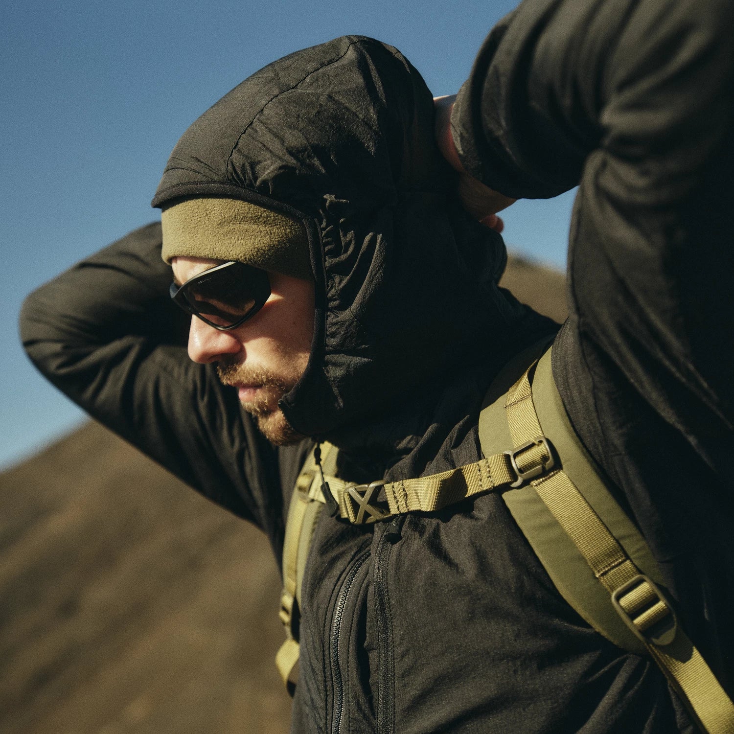 Helikon-Tex WOLFHOUND bunda s kapucňou Climashield Apex, Shadow Grey – v použití 2