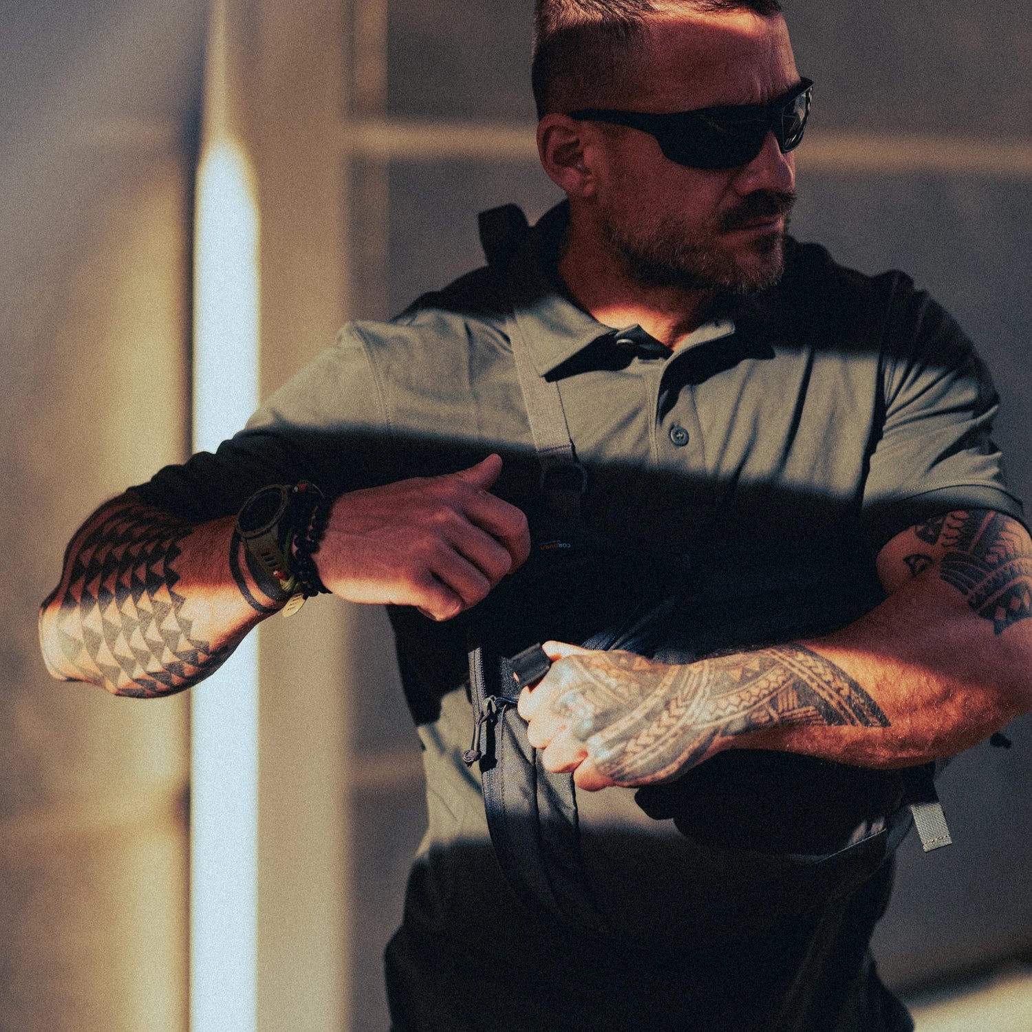 Helikon-Tex EDC Sling batoh, čierny – v použití 3