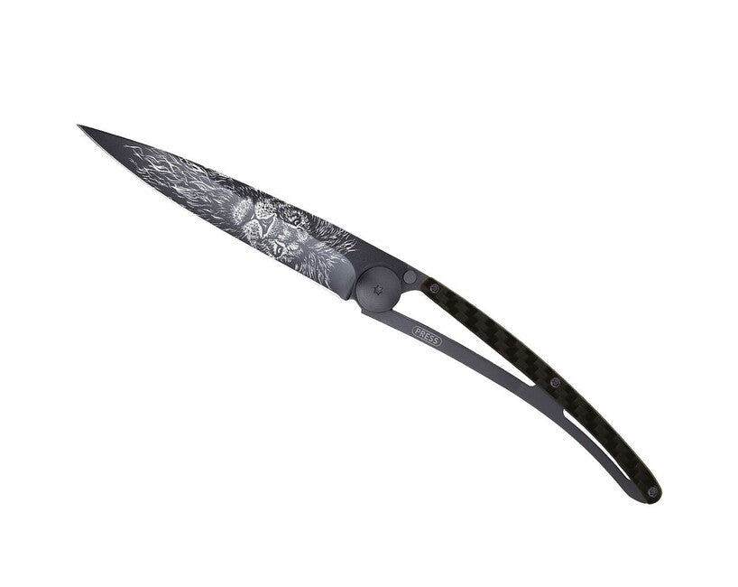 Deejo Tattoo Schließmesser black carbon lion