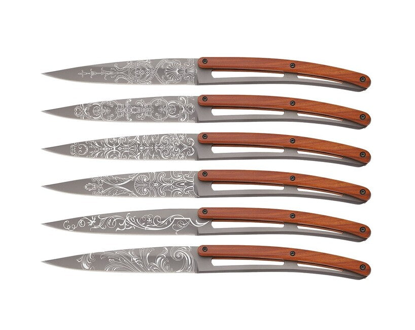 Deejo Tattoo Set aus Steakmessern hellgraue Oberfläche Coralwood Grand Siecle