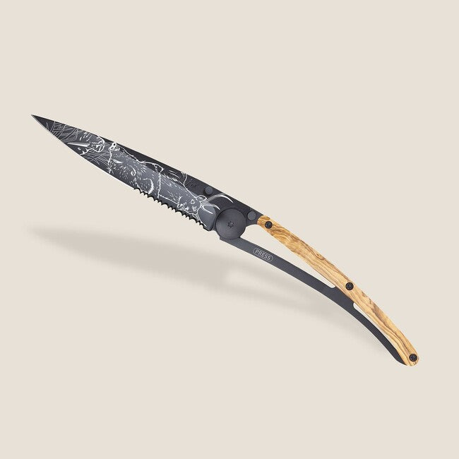 Deejo Tattoo Serration Klappmesser Olivenholz Hunting Scene